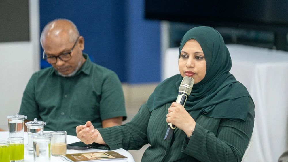 photo for ވަޒީރު ހީނާ ވަލީދު ދިވެހި ލިޔުންތެރިންނާ ބައްދަލުކުރައްވައިފި